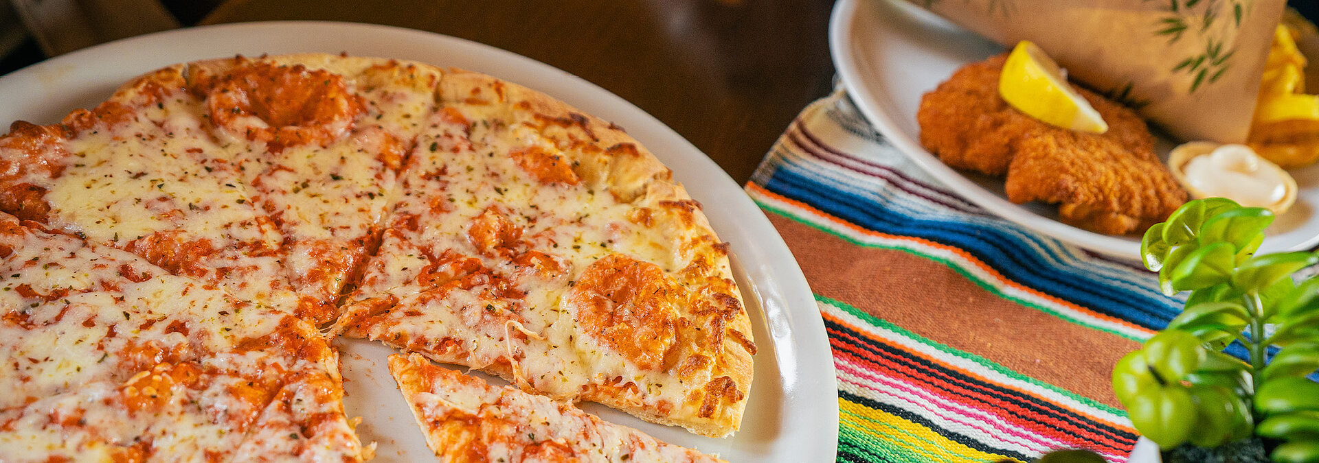 Es gibt leckere Pizza, aber auch Schnitzel und Pommes in der Gastronomie im FORT FUN.