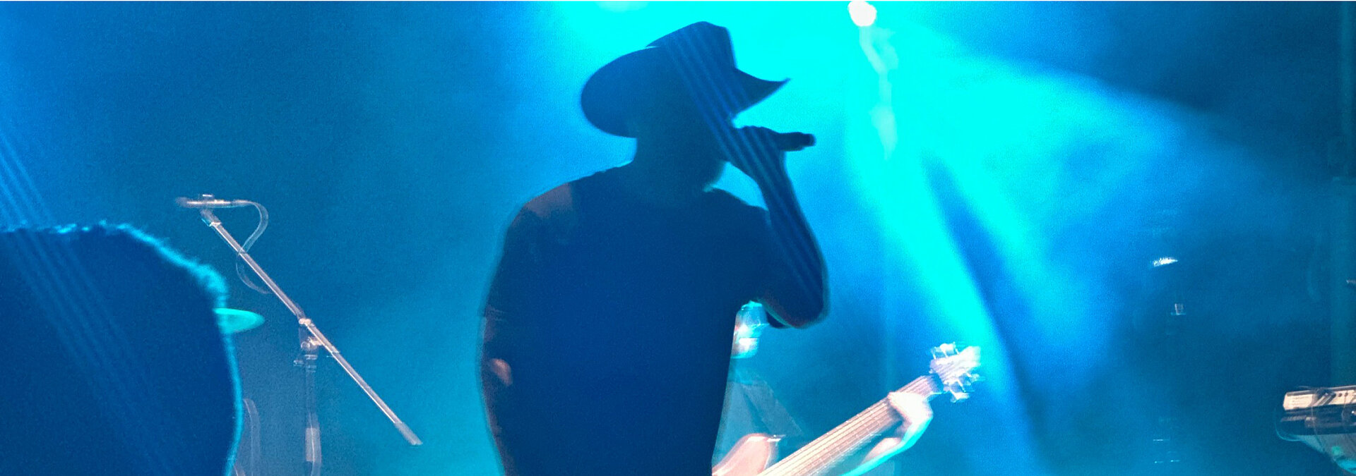 Sascha Salvati ist auf der Bühne mit seiner Country Musik zu hören.