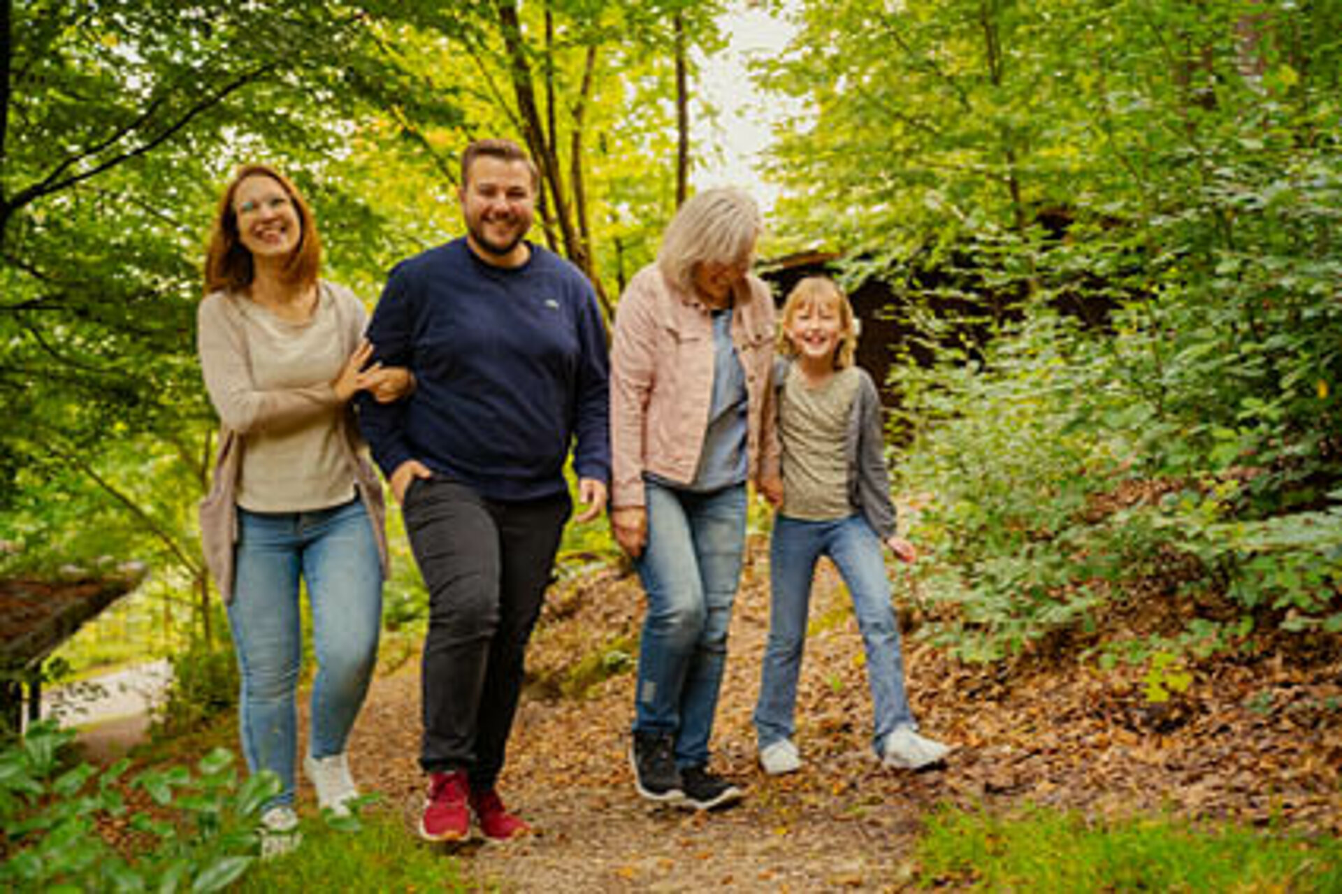 Die ganze Familie macht einen Spaziergang durch das waldreiche Camp.