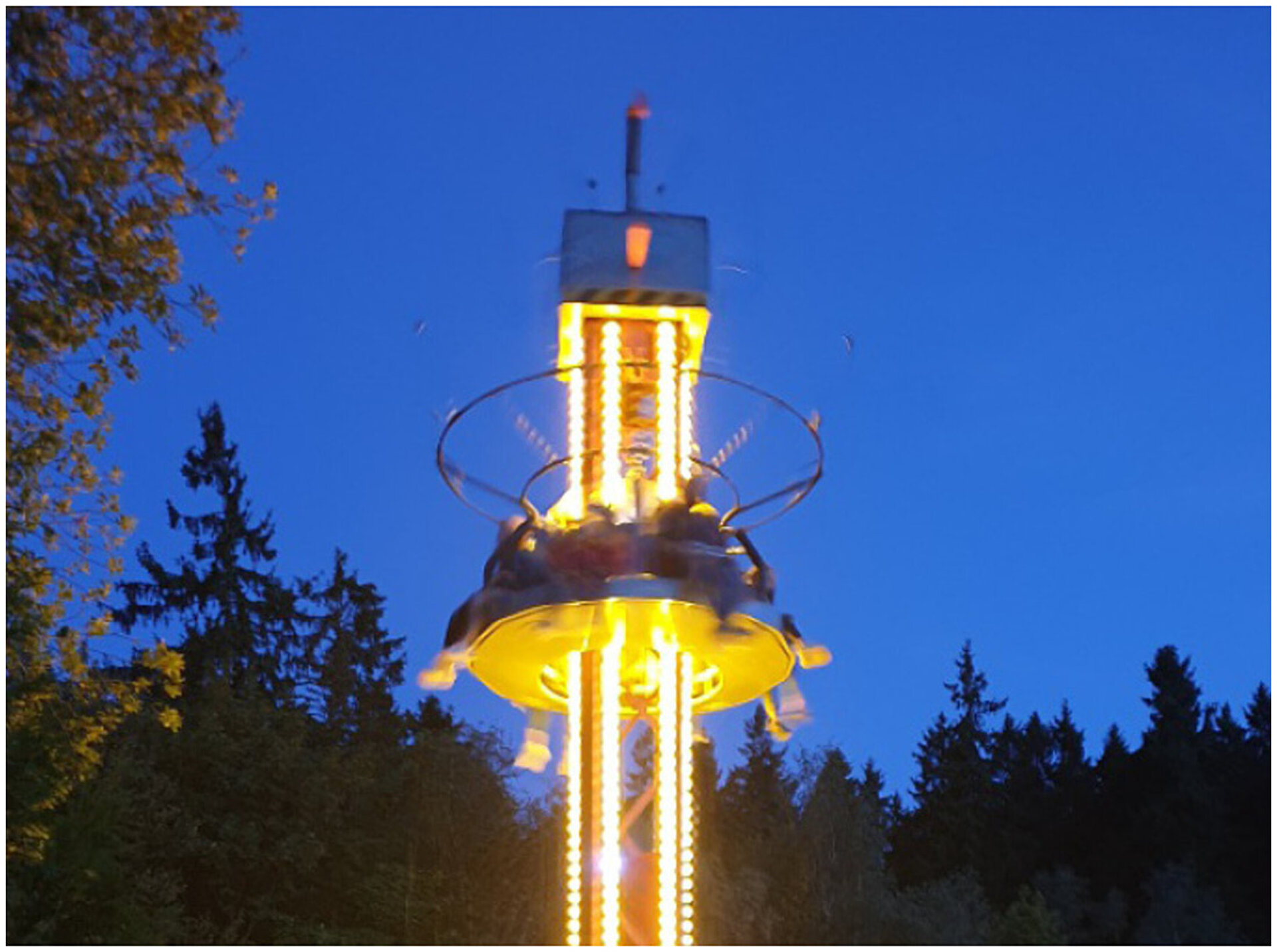 Crash, der Mini Freefall-Tower, erfreut in der Dunkelheit nicht nur die kleinen Gäste