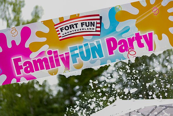 Das FamilyFun Party Banner mitten in der Schaumparty wird nass gemacht.