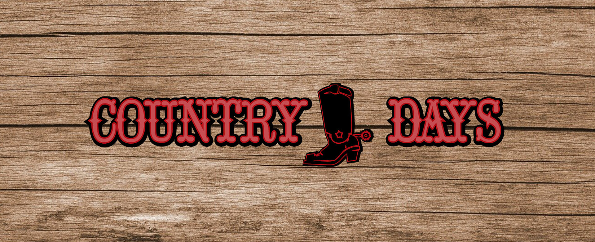 Der Schriftzug Country Days ist getrennt mit einem Cowboystiefel auf einer Holzwand dargestellt.