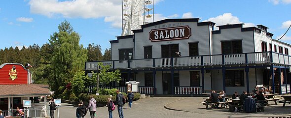 Aktuell strahlt der Silver Bullet Saloon im FORT FUN bei herrlichem Wetter vor dem Riesenrad.
