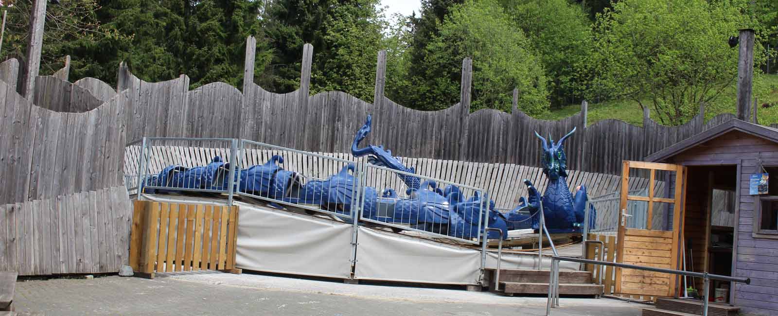 Das Karussell Blauer Drache dreht seine Runden.