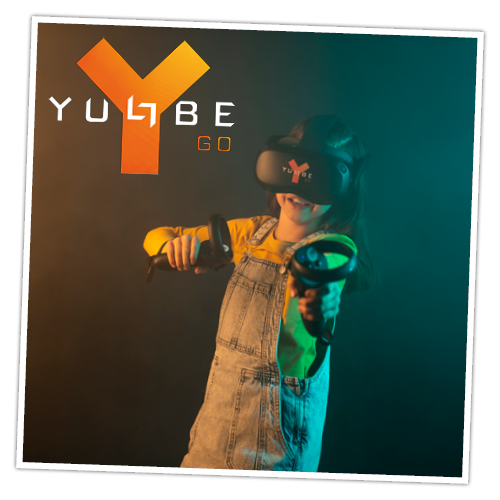 Das kleine Mädchen hat viel Spaß mit dem VR-Spiel.