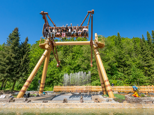 Großer Adlers freier Flug bei schönem Wetter