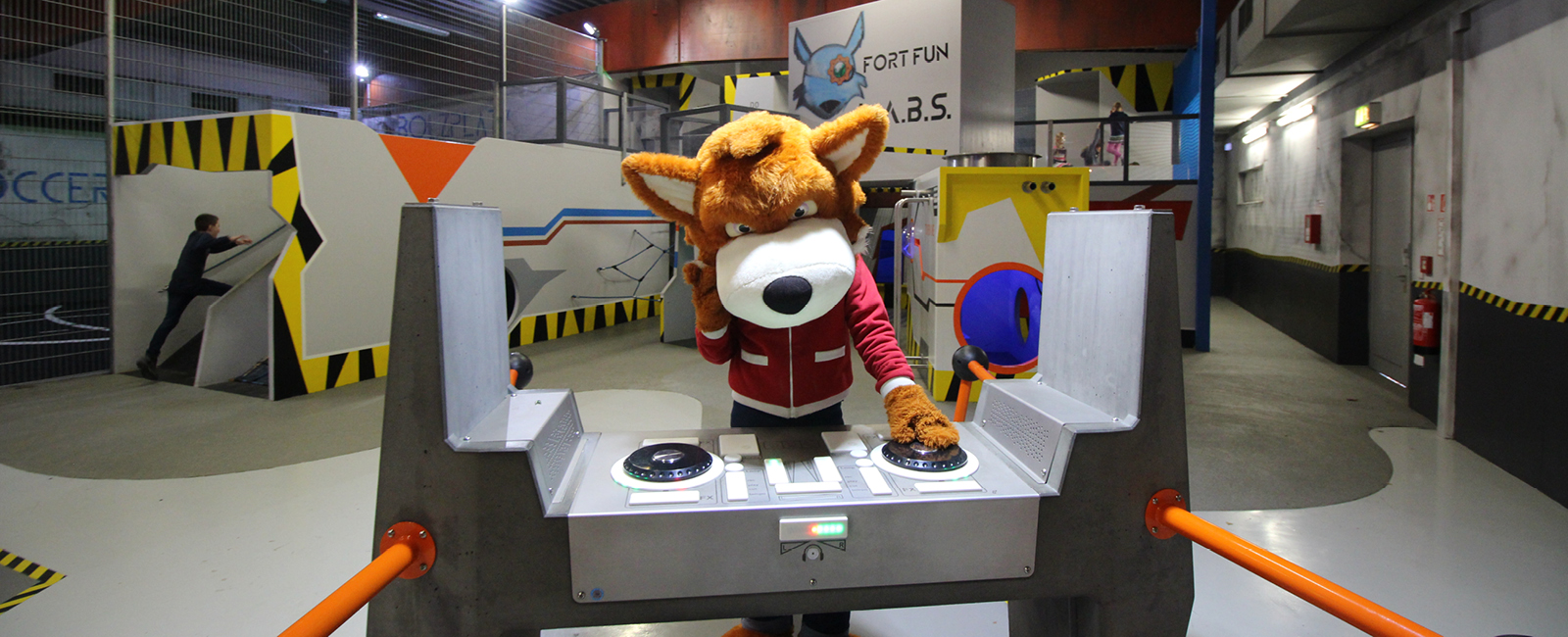 Das Maskottchen Funny Fux mixt am DJ-Pult coole Songs.