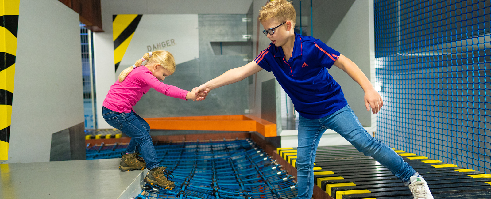 Mädchen und Jungen helfen sich gegenseitig im FUNNYPLACE.