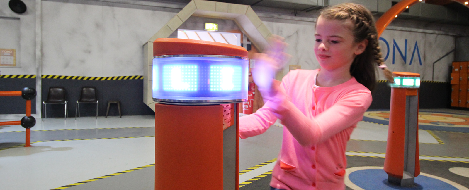 Das begeisterte Mädchen spielt Memo in den FORT FUN Labs.