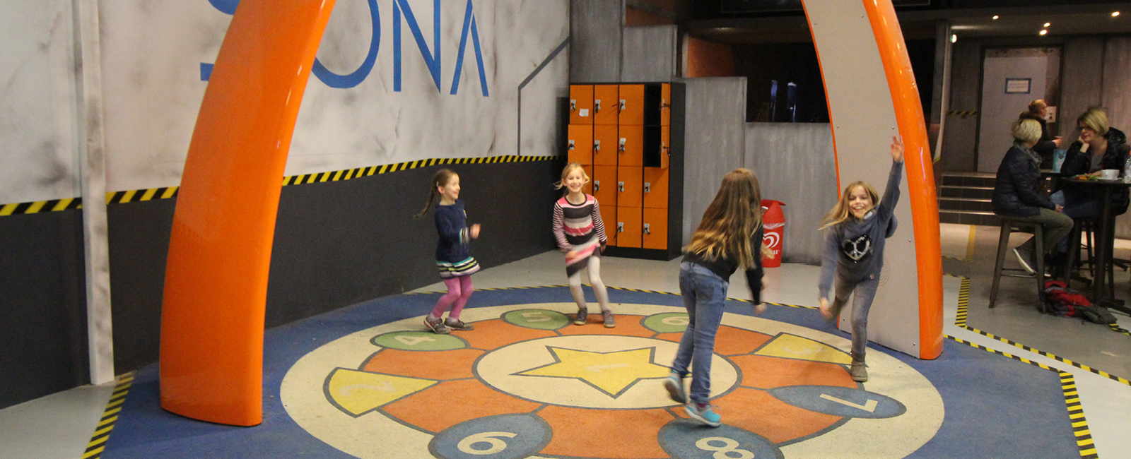 Die Kids tanzen unter dem Spielbogen mit den coolsten Moves.