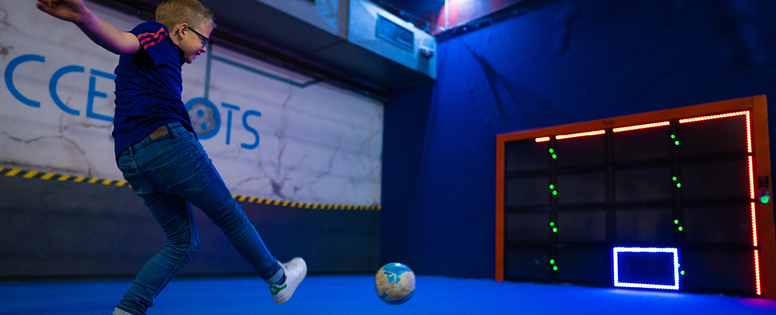 Der Junge ballert auf die Torwand in den FORT FUN Labs.