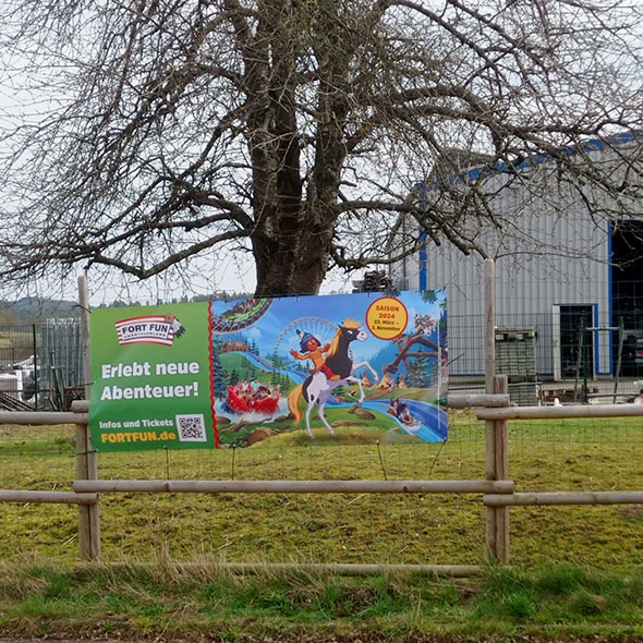 Der Werbepartner hat das FORT FUN Banner auf Zaun befestigt.