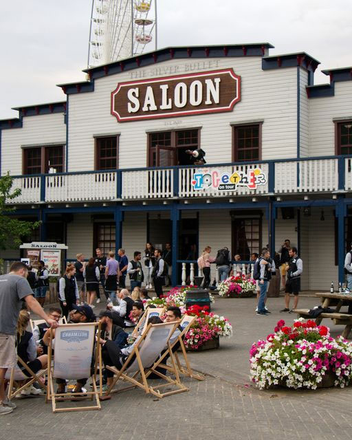 Die Mitarbeiter der Firma feiern gelassen vor dem Saloon im Freizeitpark FORT FUN