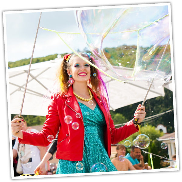 Riesige Seifenblasen entstehen beim Mitmachzirkus der FamilyFUN Party. 