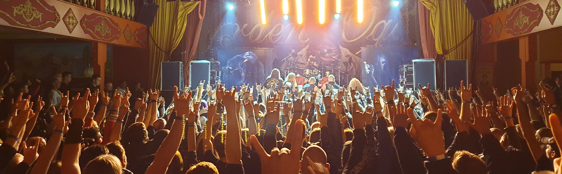 Die Orden Ogan Fans feiern die Band beim Konzert im Western Saloon im FORT FUN.