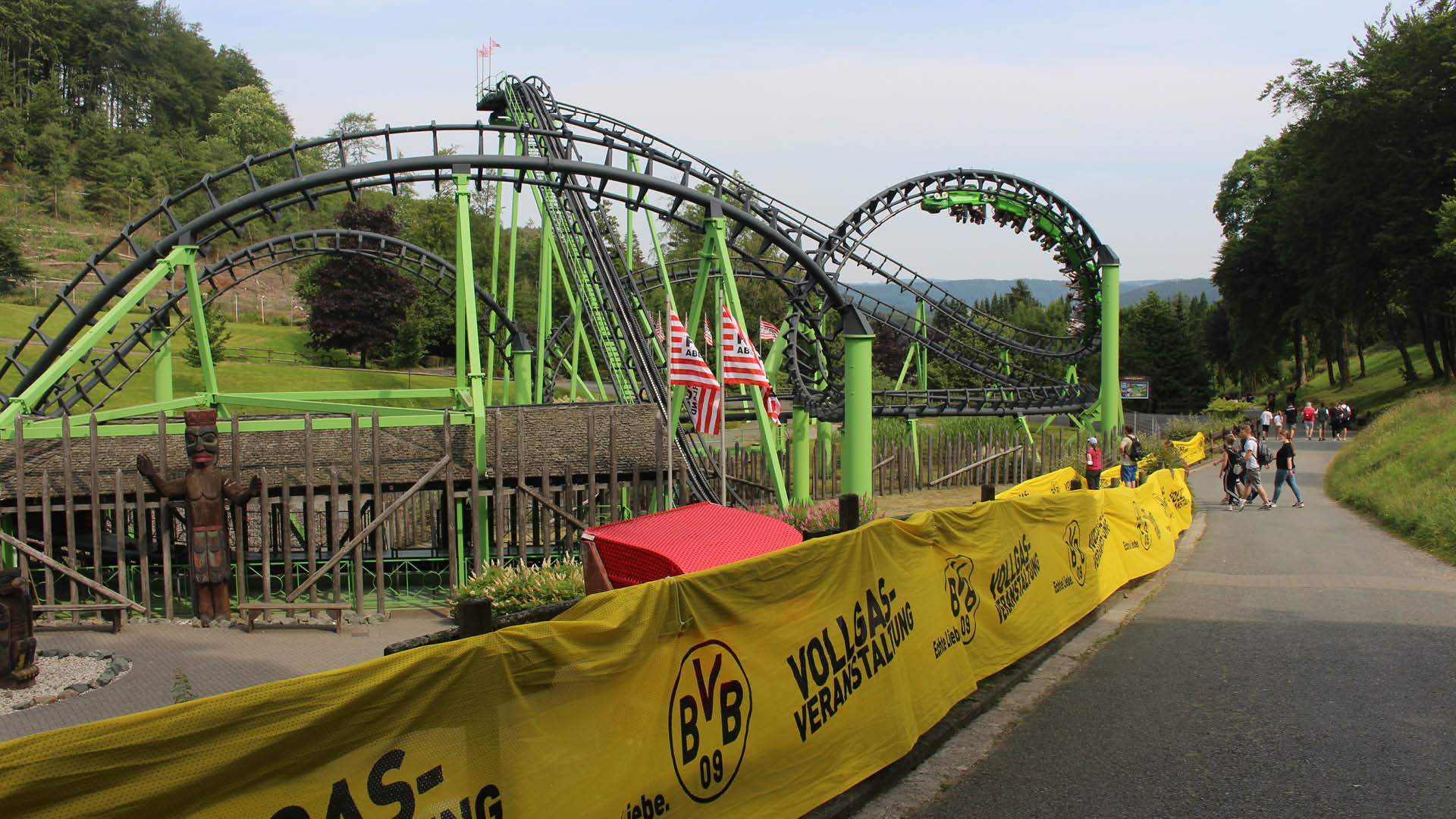 Die BVB-Banner hängen am Zaun vor der Attraktion SpeedSnake.