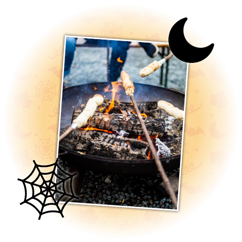 Stockbrot essen am Lagerfeuer beim Halloween Event KidsOween ist sehr beliebt.