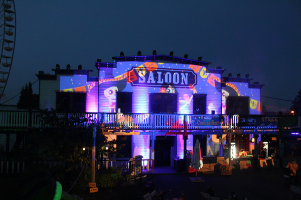 Der Saloon in der Dunkelheit strahlt in tollen Lichtern.