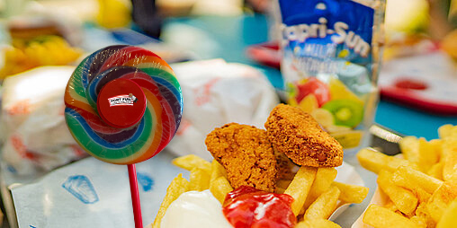 Das Kids Menü mit Chicken Nuggets, Pommes und Lolli schmeckt den Kids.