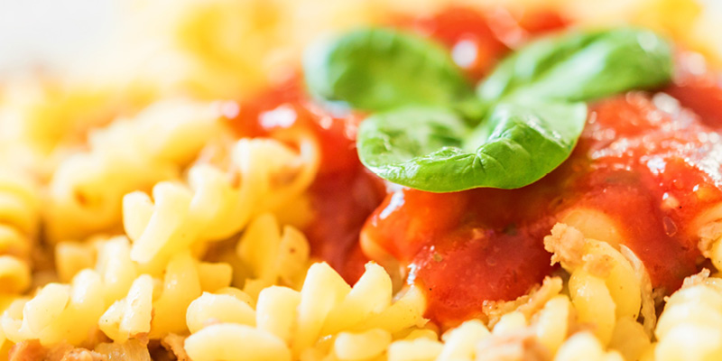 Im Food Stop gibt es leckere Pasta mit roter Sauce.
