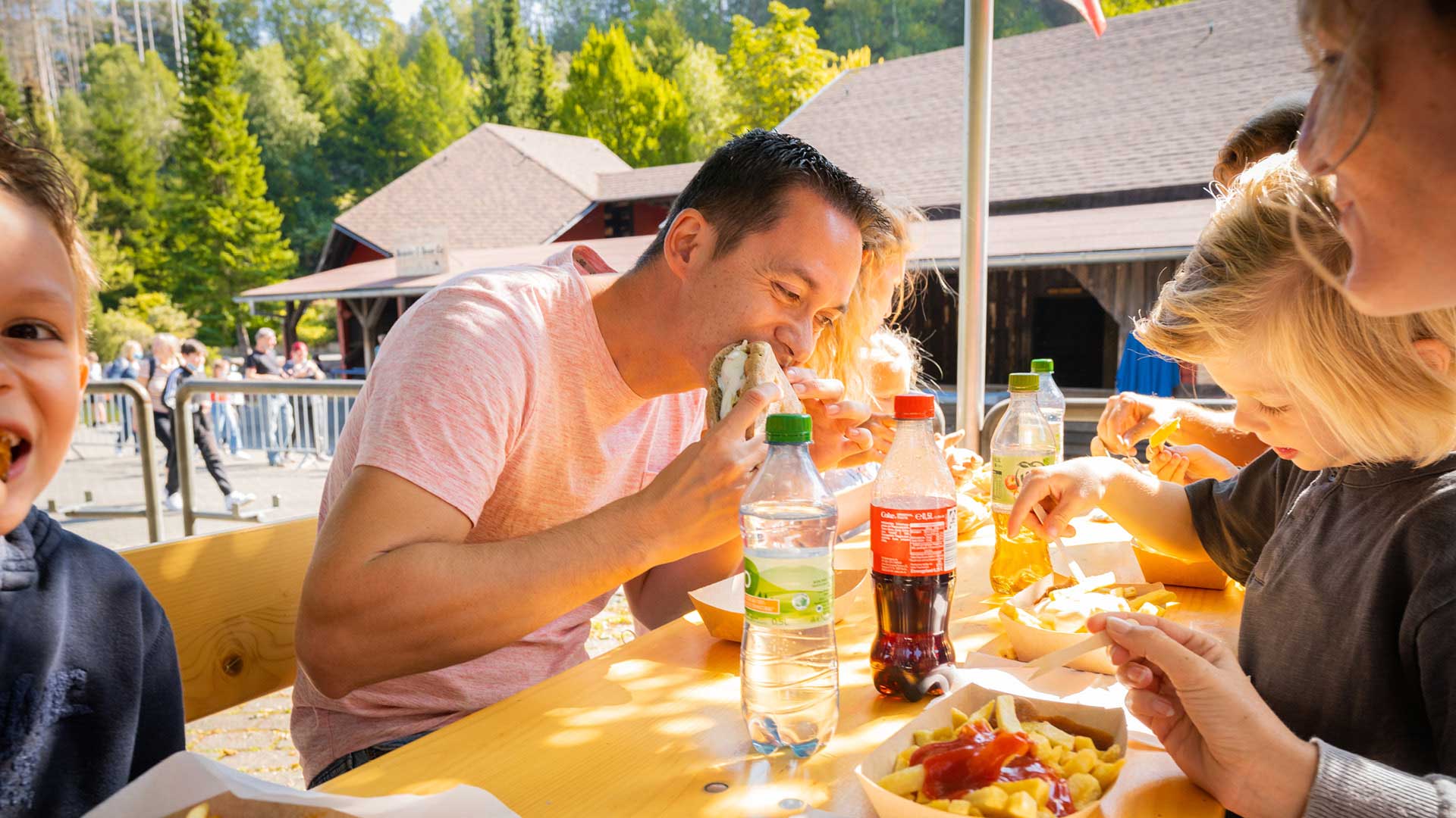 Die Familie macht Pause am Riverside. 