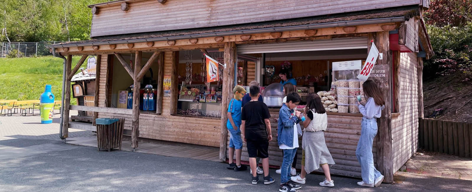 Die Kids kaufen in den Sweets Süssigkeiten ein und freuen sich darüber.
