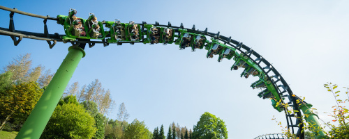 Die Achterbahn SpeedSnake mit Looping begeistert die Gäste im Freizeitpark.