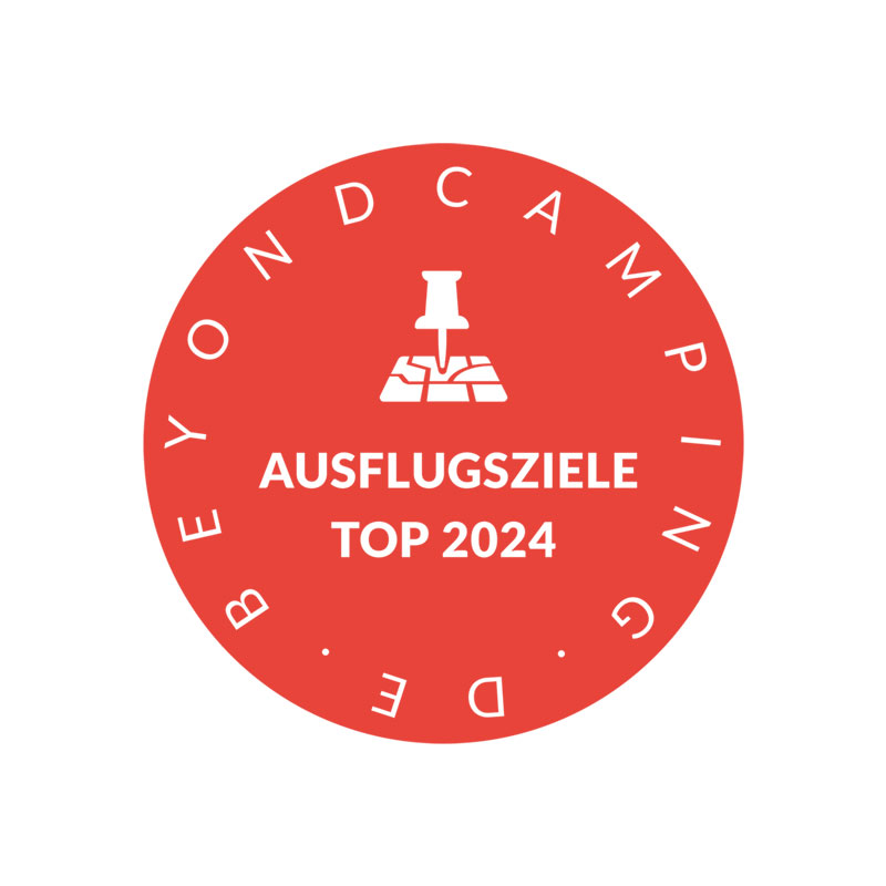 Ausflugsziele Top 2024 Award von Beyondcamping als rundes Logo.