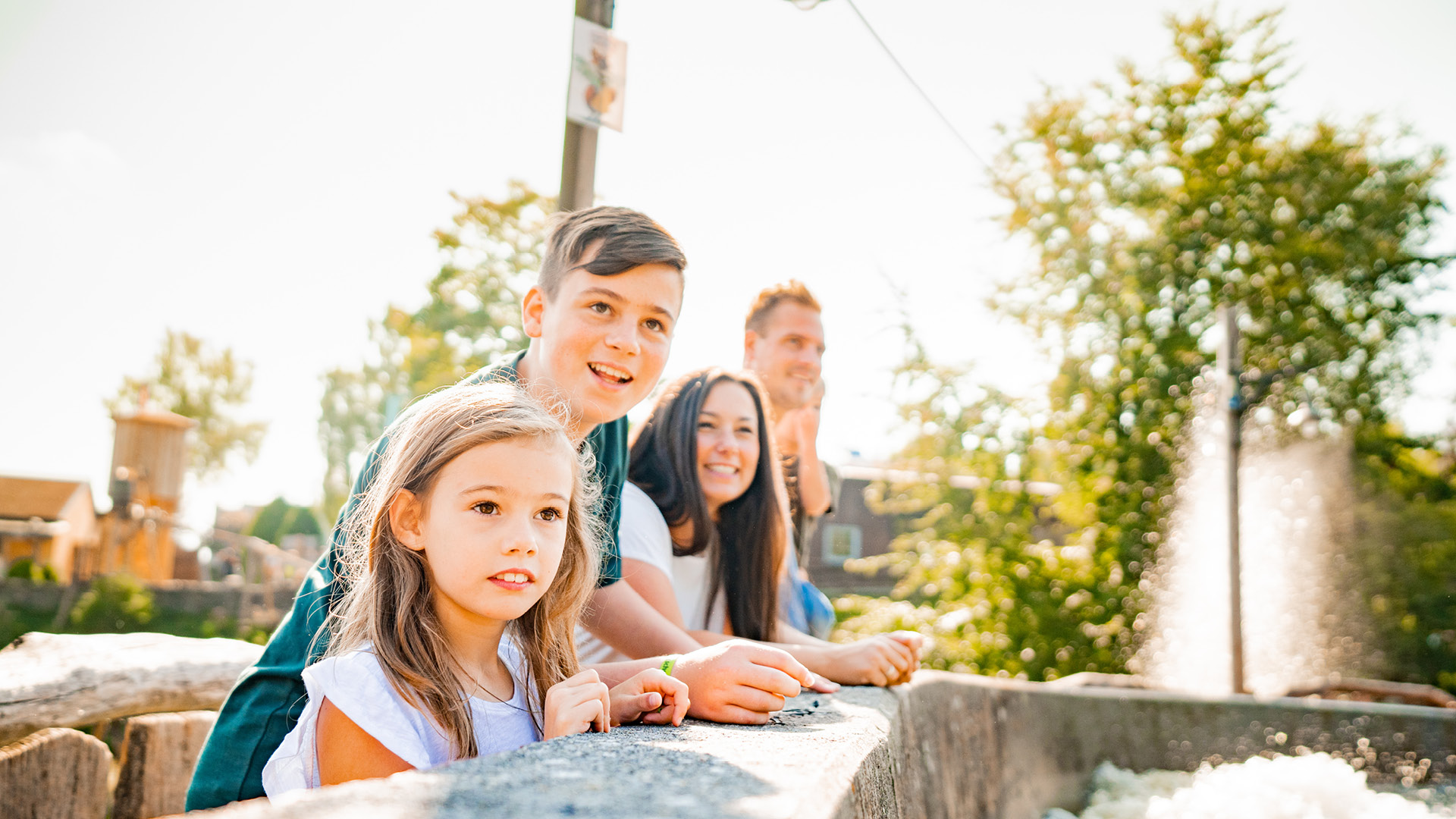 Die Familie staunt über die Wasserbahn Los Rapidos im FORT FUN Abenteuerland.
