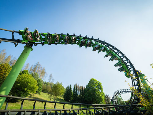 Die Achterbahn SpeedSnake mit Looping erzeugt viel Action.