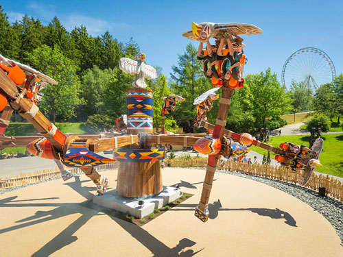 Das Fahrgeschäft Thunderbirds liegt mitten im Park und ist sehr beeindruckend anzusehen.