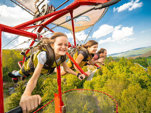 Die Kinder fliegen im WildEagle über den Park.
