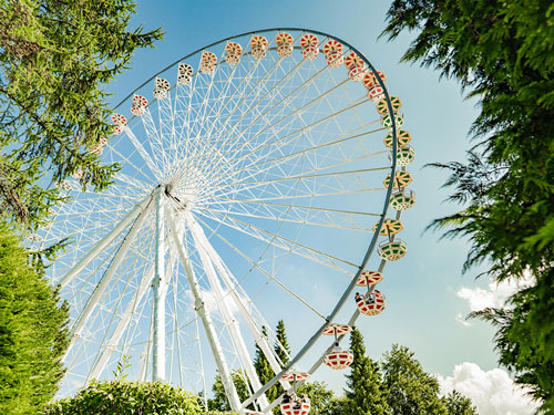 Das Riesenrad Big Wheel im FORT FUN in Bestwig-Wasserfall sieht man aus weiter Entfernung.