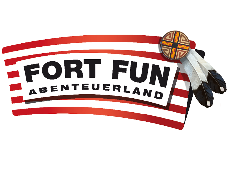 Das FORT FUN Logo ist weiß und rot gestreift und trägt eine indianische Feder an der Seite.