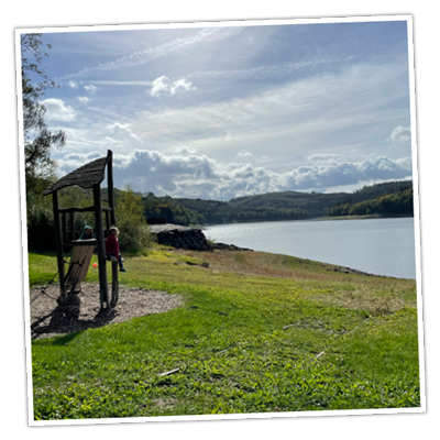 Am Hennesee im Sauerland laden zahlreiche Spielplätze Familien und Urlauber mit Kindern zum Verweilen und genießen ein. 