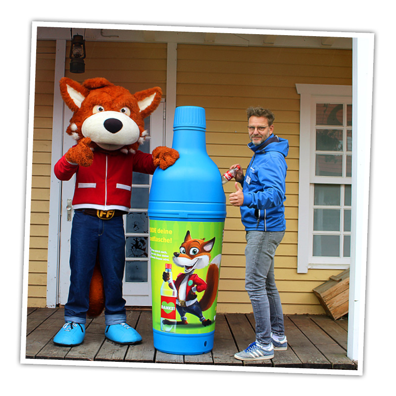 Funny und Andreas stellen die Pfandspenden-Aktion im FORT FUN vor.