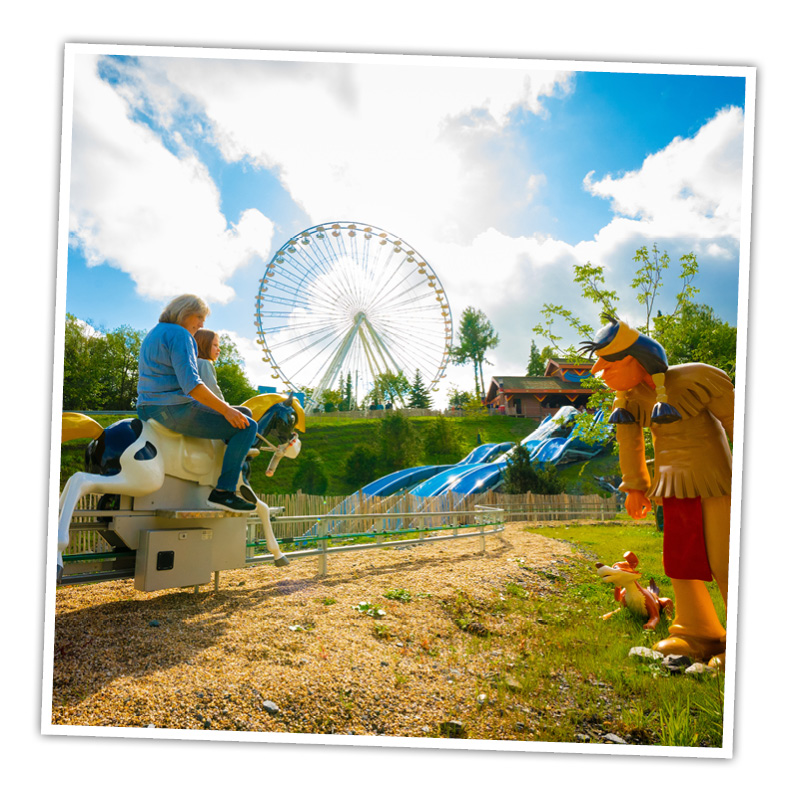 Kleiner Donners wilder Ritt mit den rutschigen Wasserfällen und dem Riesenrad im Hintergrund sieht bei schönem Wetter sehr schön aus.