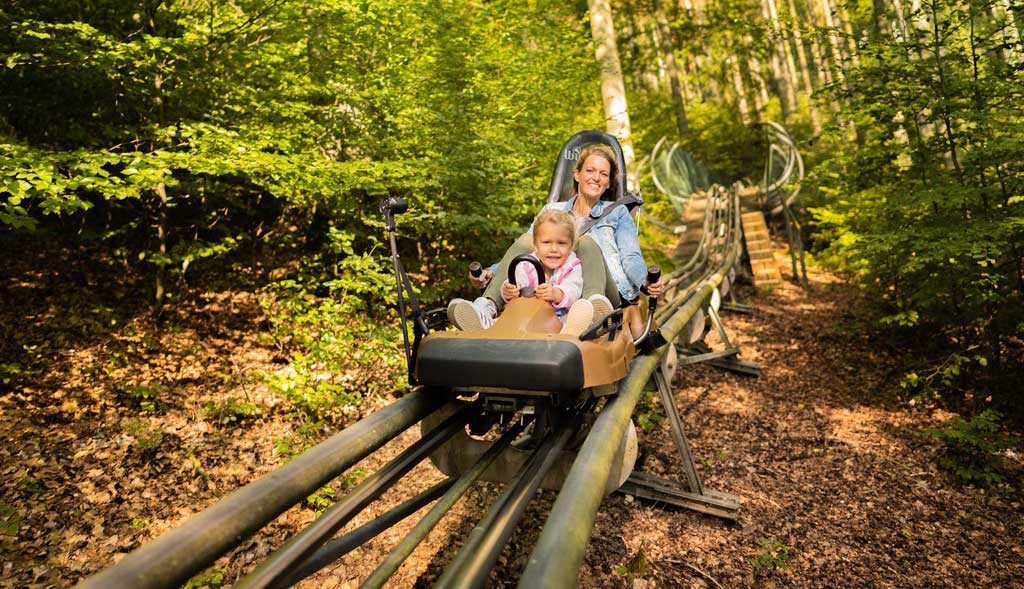 Mutter mit Tochter in der Sommerrodelbahn