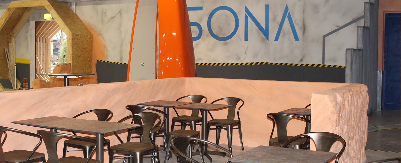 Café "Cafetopia" mit vielen Sitzmöglichkeiten.