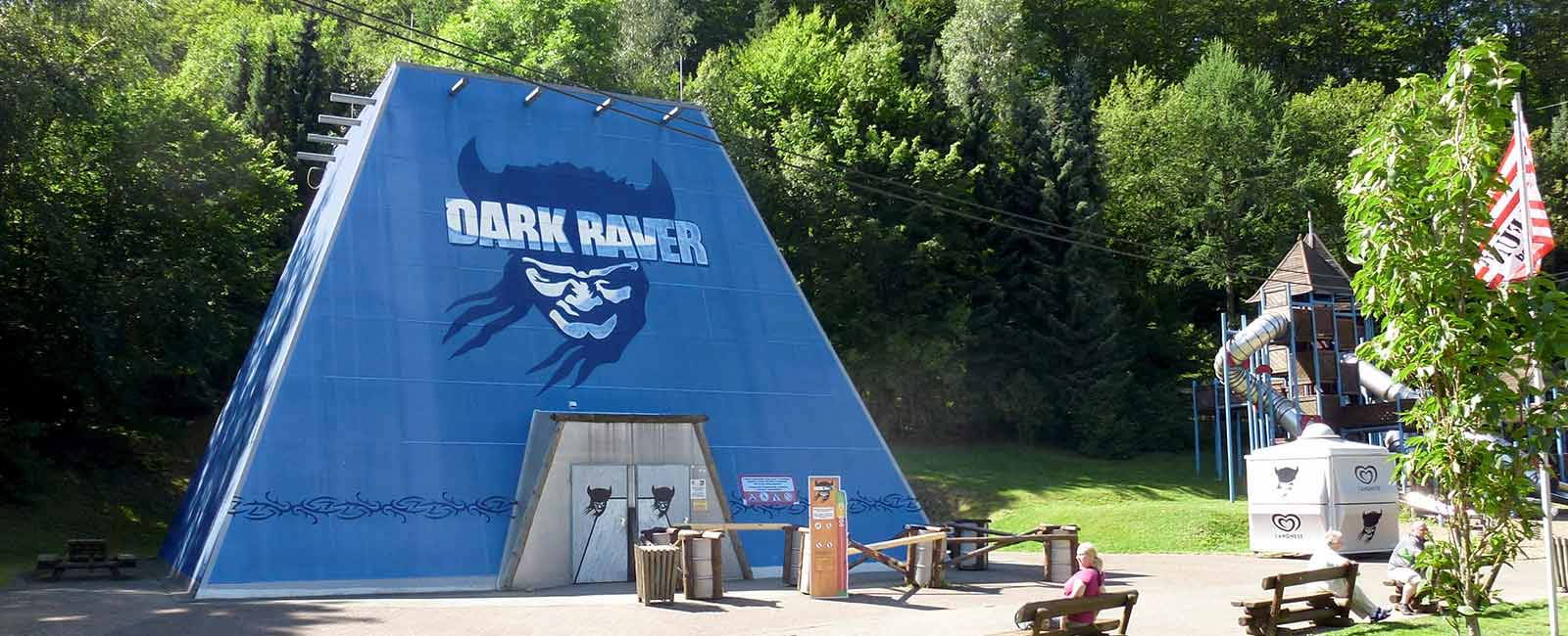 Die indianische Pyramide Dark Raver mitten in der Natur wirkt sehr beeindruckend.